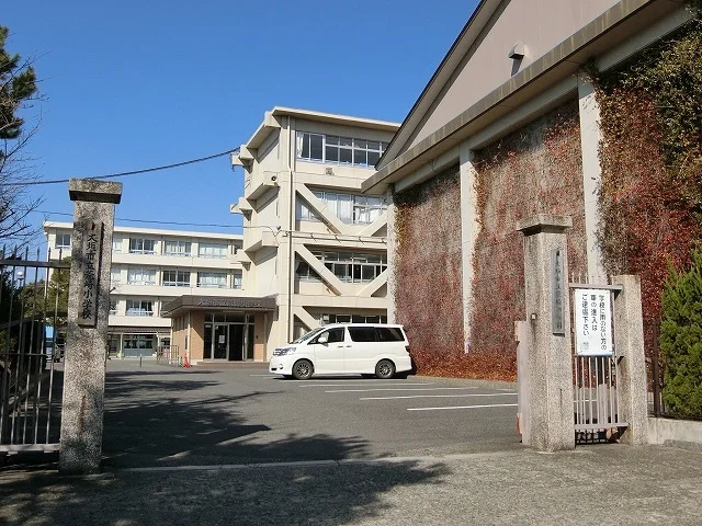 荒崎小学校まで1591m