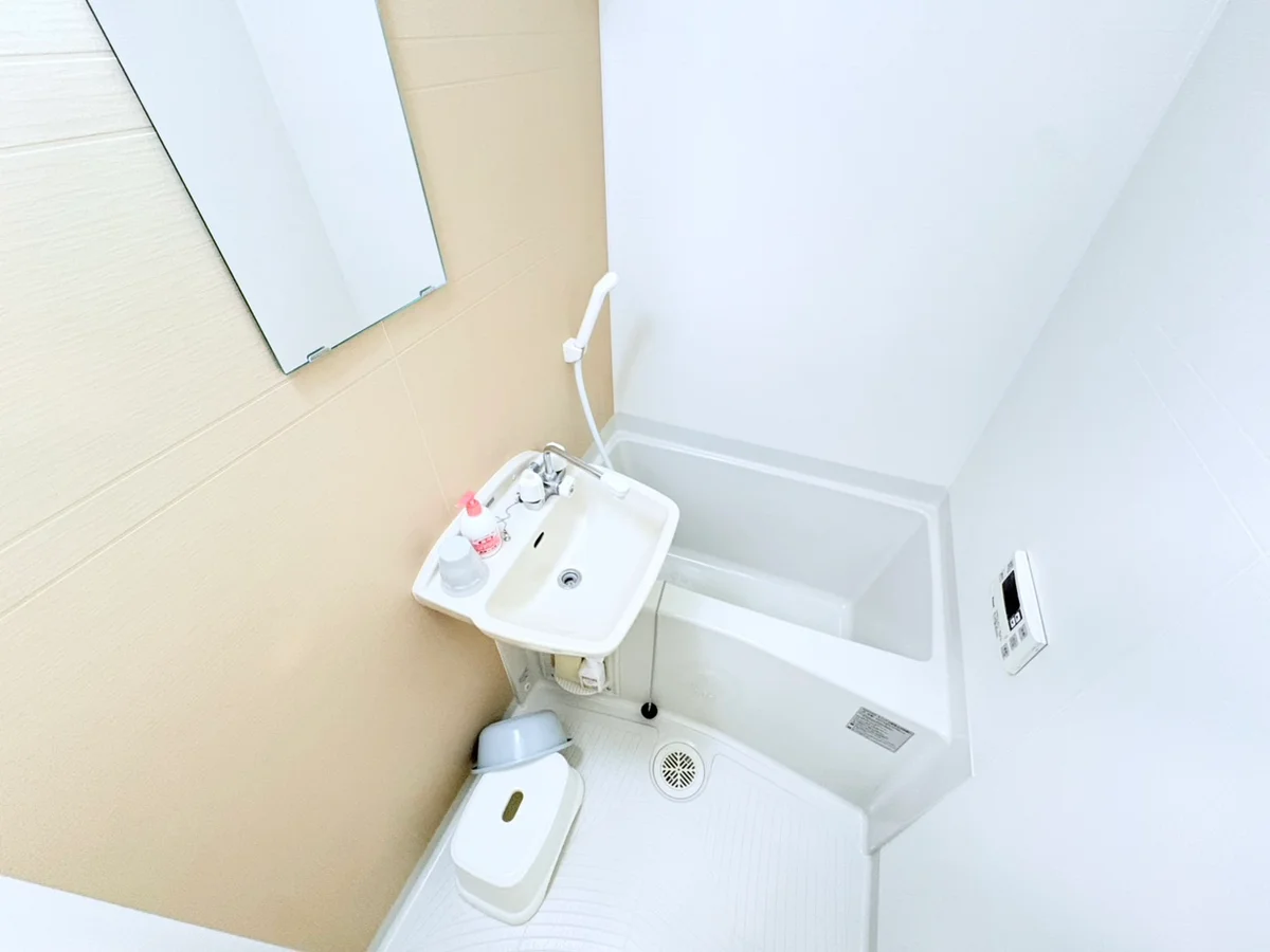 バストイレは別♪バスルームには風呂桶・風呂イス・風呂用洗剤・スポンジをご用意しておりますのでぜひご活用ください！