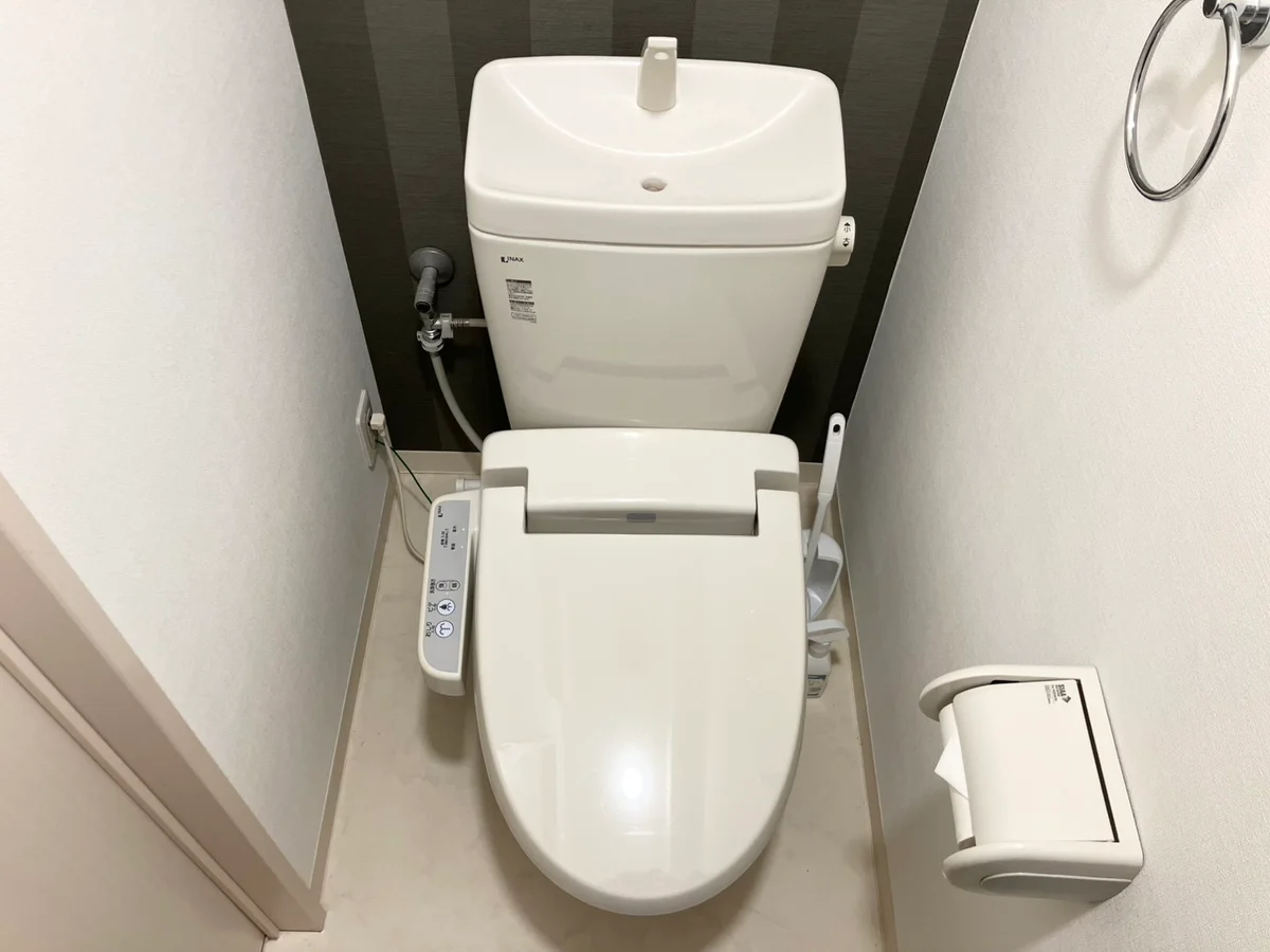ウォシュレットつきのトイレです。老若男女皆様に安心してご利用いただけますね☆トイレにもトイレ用洗剤とトイレ用ブラシをご用意しておりますので長期ご利用の場合の気になる汚れなどもお掃除して頂けます＾＾