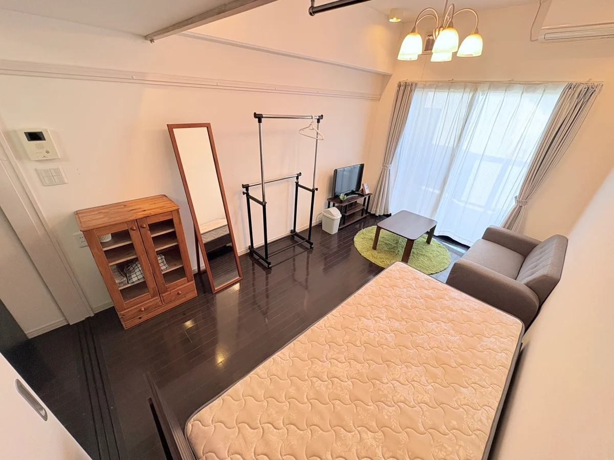 照明もお洒落で高級感のあるお部屋となっております。