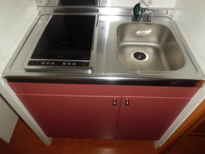 ステンレスの光沢が美しい電気コンロ付キッチン。