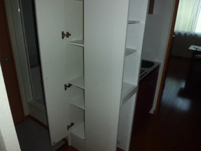 キッチン横には便利な収納棚があります。