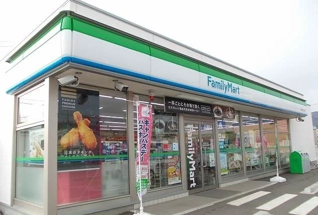 ファミリーマート上大井店まで300m