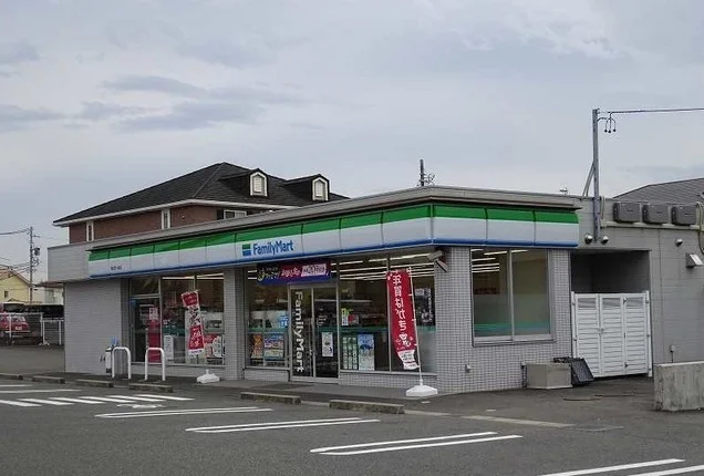 ファミリーマート桑名芳ケ崎店まで1100m