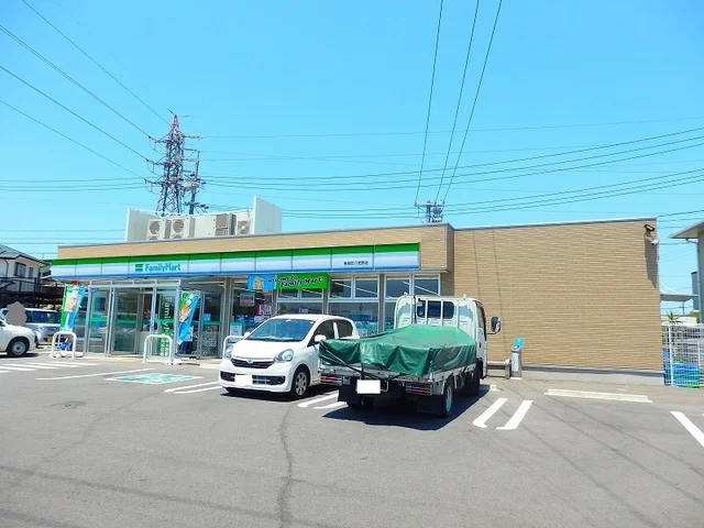 ファミリーマート東員町六把野店まで700m
