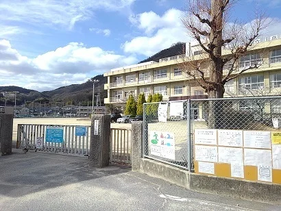 泉小学校まで550m