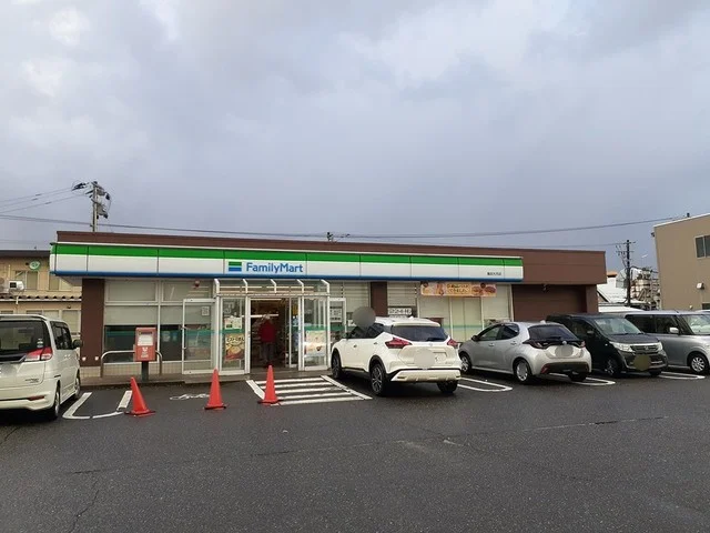 ファミリーマート　亀田大月店まで320m