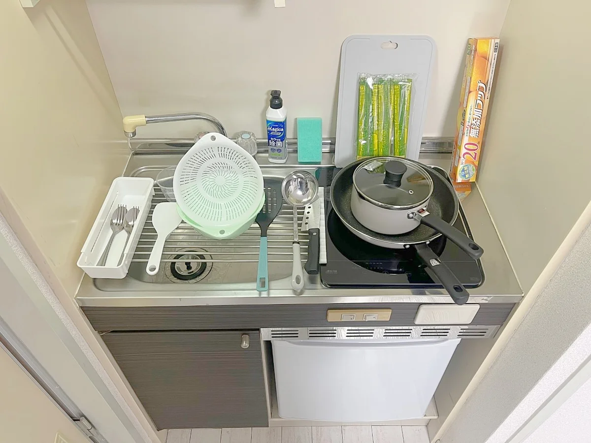 1口IHコンロ付きキッチンです！調理器具などもご用意しているのでお好きな時にお料理していただけます🍳