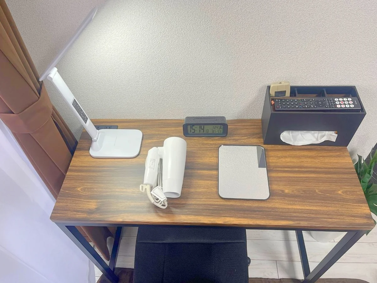 デスクには卓上鏡や置時計など便利グッズをご用意しています☺
