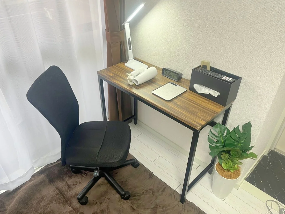 デスク＆チェアをご用意しています！デスクにはコンセントもあるのでPC作業などにもおすすめです💻