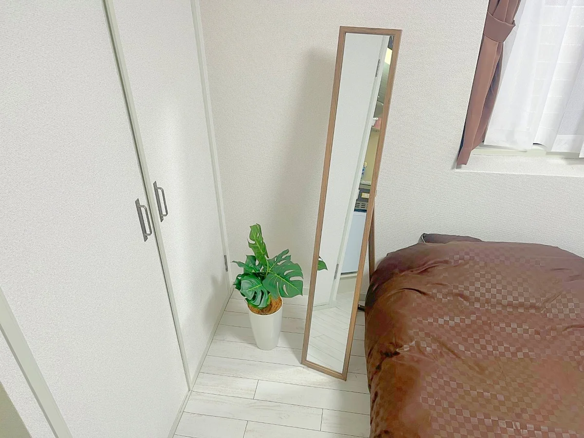 スタンドミラーをご用意しています☆植物はフェイクグリーンなのでお手入れ不要です🍃