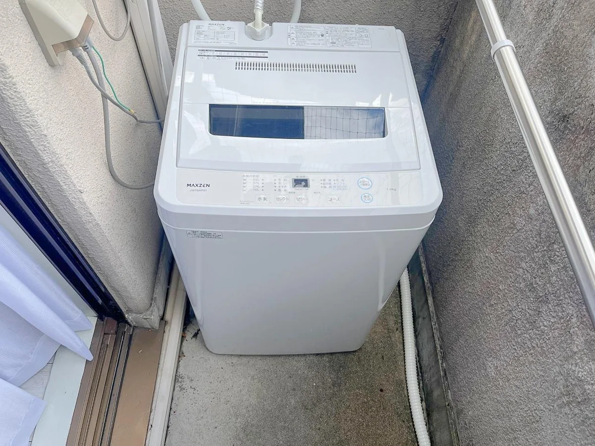 ベランダに洗濯機があります♪すぐに干せるので便利ですね☆