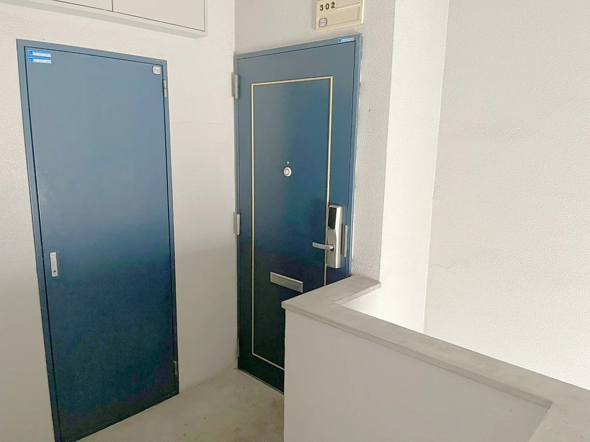 玄関はこんな感じです♪端部屋です☆