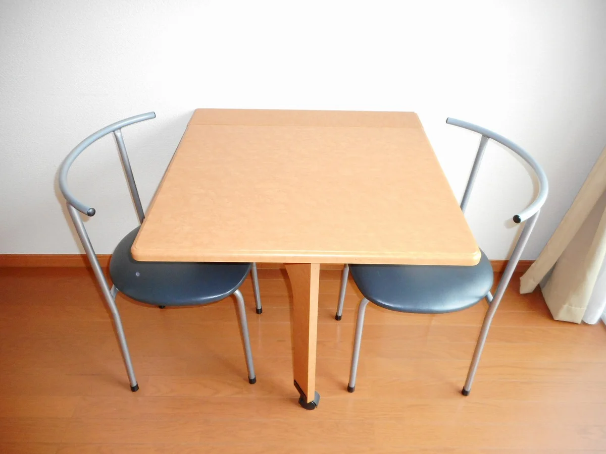 テーブルは折り畳み式です