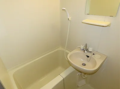 洗面台とユニット式のお風呂です