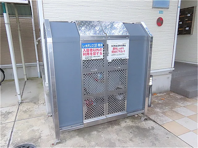 敷地内にゴミ庫が設置されておりゴミ捨てに便利です