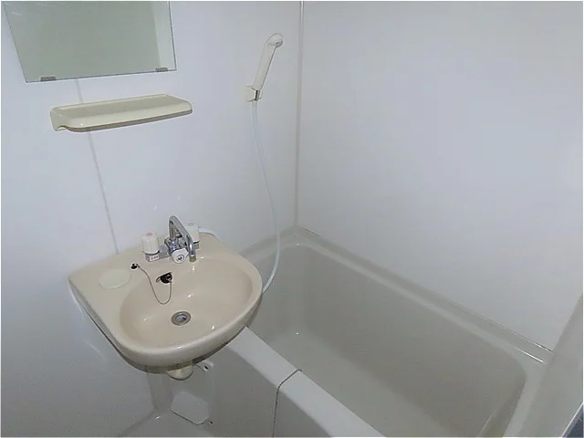 洗面台とユニット式のお風呂です