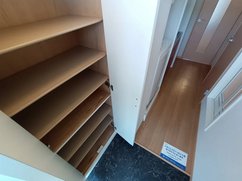 玄関には下駄箱スペースあり