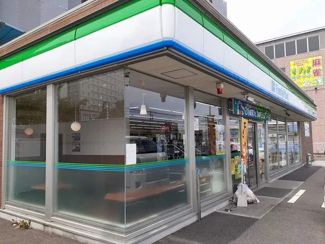 ファミリーマート南草津駅西口店まで240m