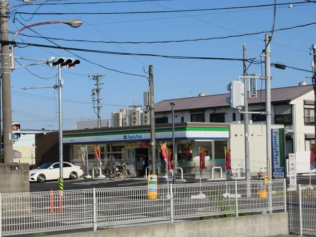 ファミリーマートまで750m