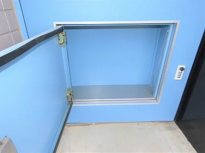 玄関扉に宅配ボックスあり