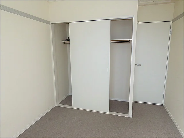 寝室にも収納スペースがあります