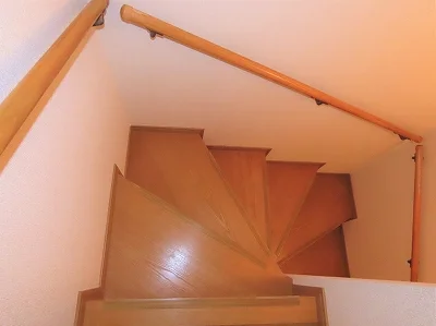 メゾネットタイプのお部屋で室内に階段があります