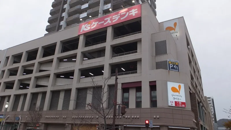 スーパー徒歩11分。北西へ約900ｍ。