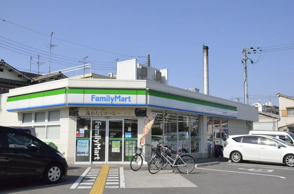 コンビニまで徒歩1分。