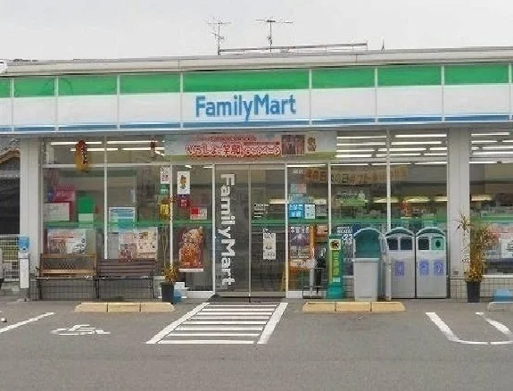 ファミリーマートまで300m