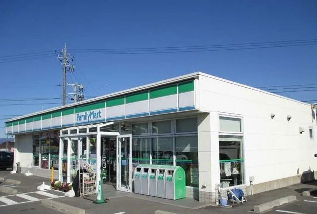 ファミリーマートまで300m