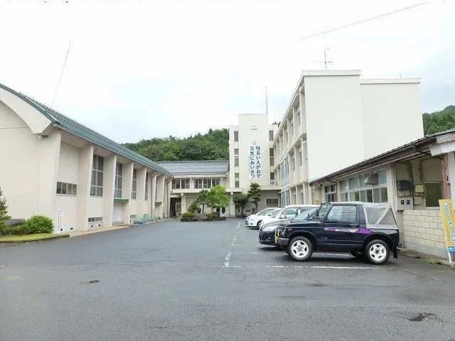 鳥取市立用瀬小学校まで2400m