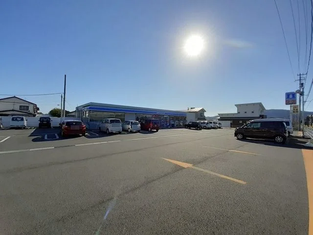 ローソン 南国篠原東泉店まで700m