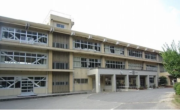 八雲小学校まで2100m