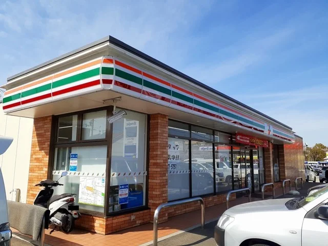 セブンイレブン伊勢丘５丁目店まで1000m