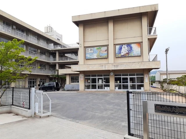 大津野小学校まで400m