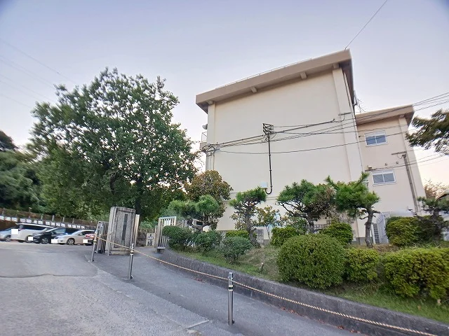 桃園小学校まで1200m