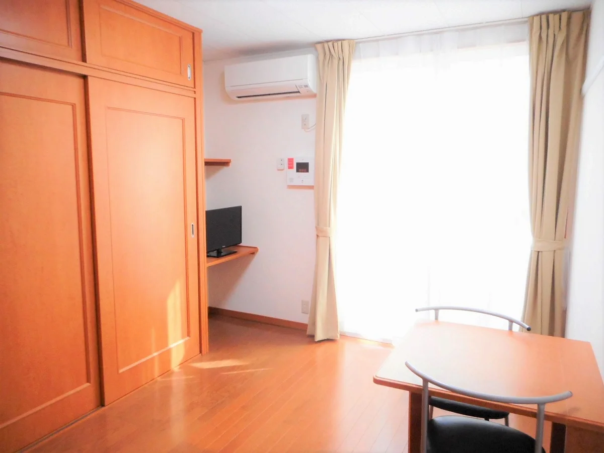 カーテンやテーブル、テレビも備え付けです