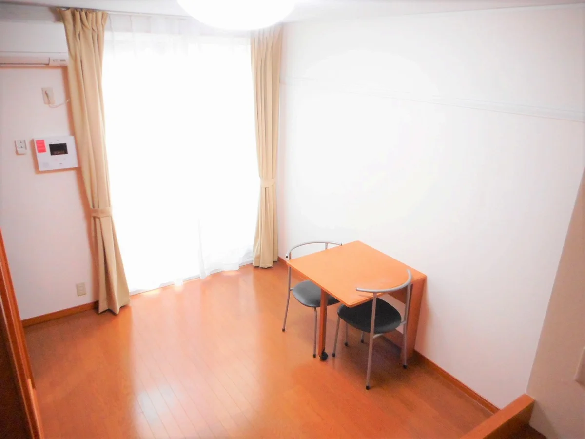 テーブルは折り畳み式です