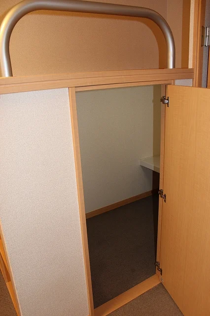 ベッド下ウォークインクローゼット完備！