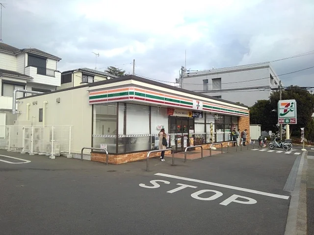 セブンイレブンまで550m