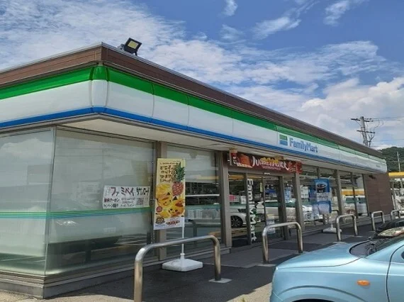 ファミリーマート和歌山直川店様まで1100m