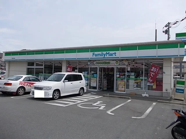 ファミリーマートまで1100m