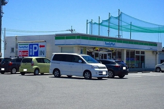 ファミリーマートまで650m