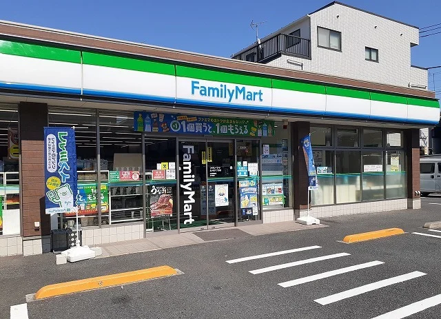 ファミリーマートまで305m
