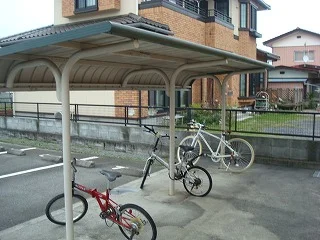 屋根付き駐輪場です。