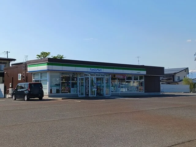 ファミリーマートまで110m