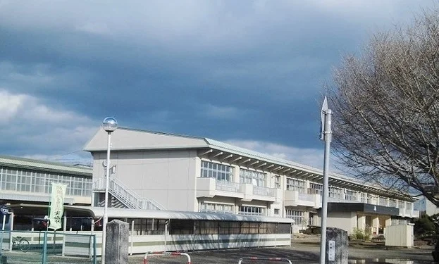 北上市立飯豊小学校まで1700m