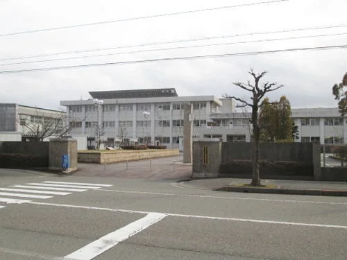 金津高校まで500m