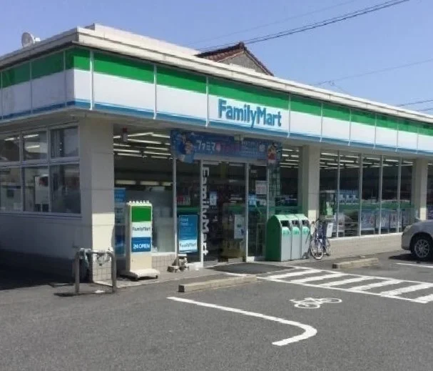 ファミリーマートまで100m